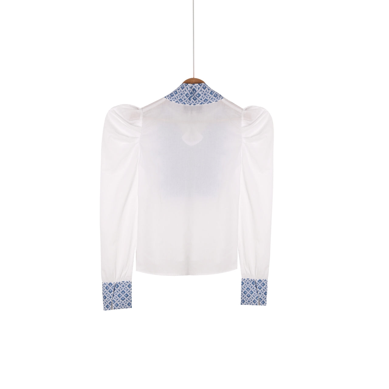 Drømmeblusen Hvit med blått broderi