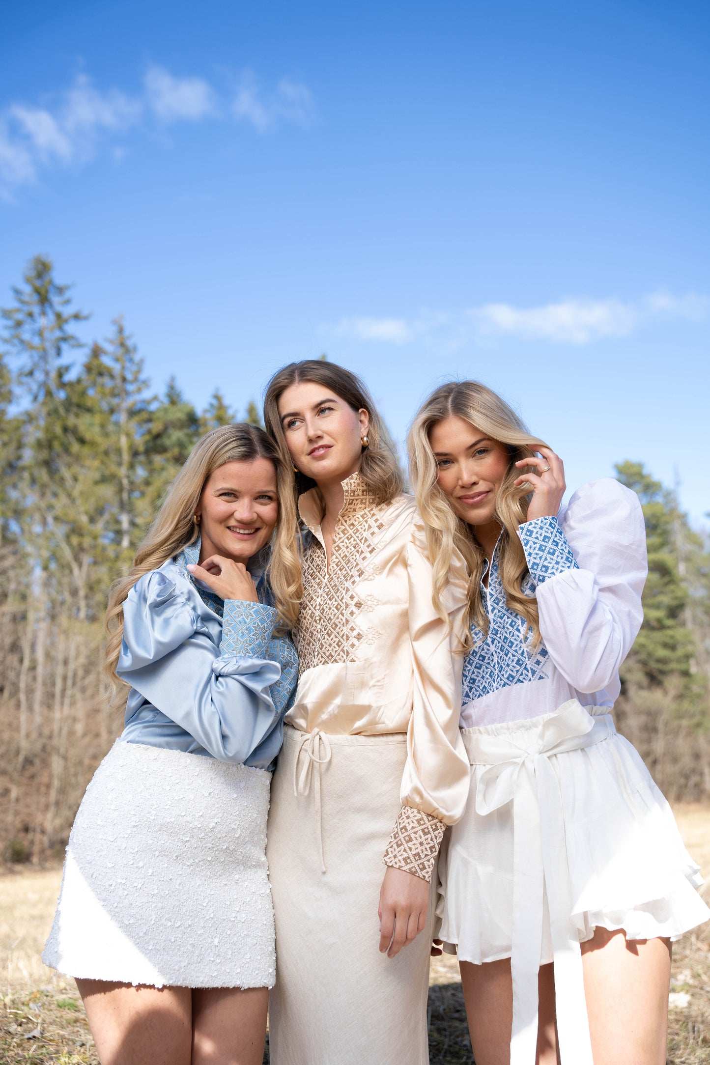 Drømmeblusen Hvit med blått broderi