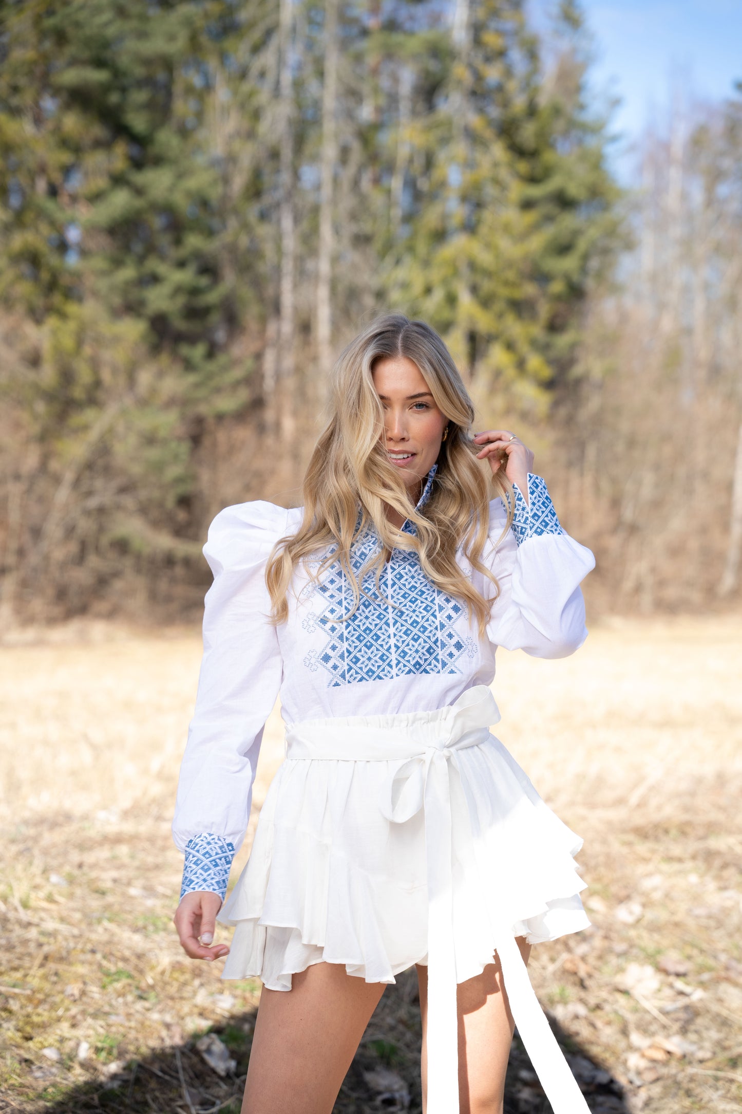 Drømmeblusen Hvit med blått broderi