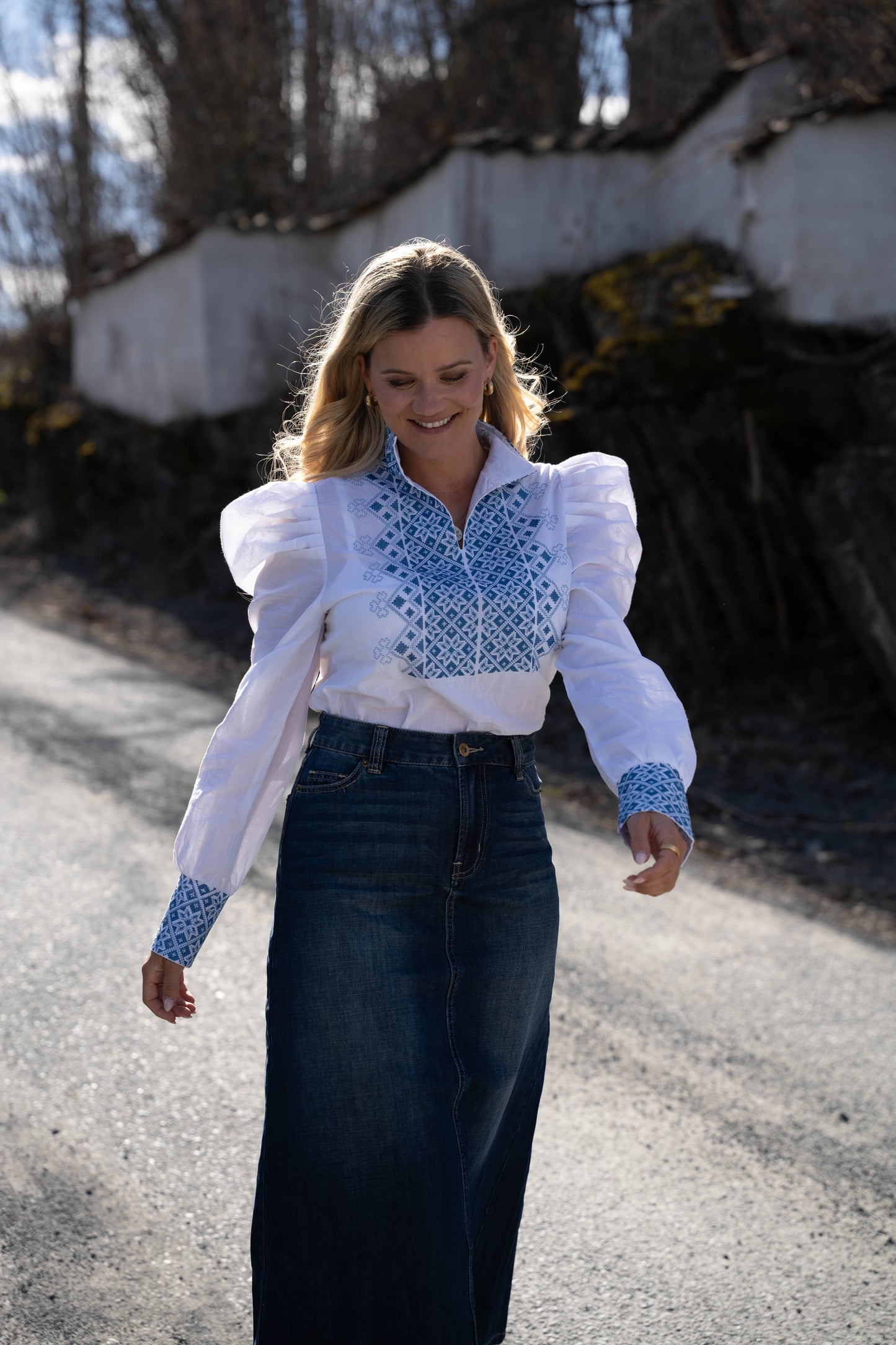 Drømmeblusen Hvit med blått broderi