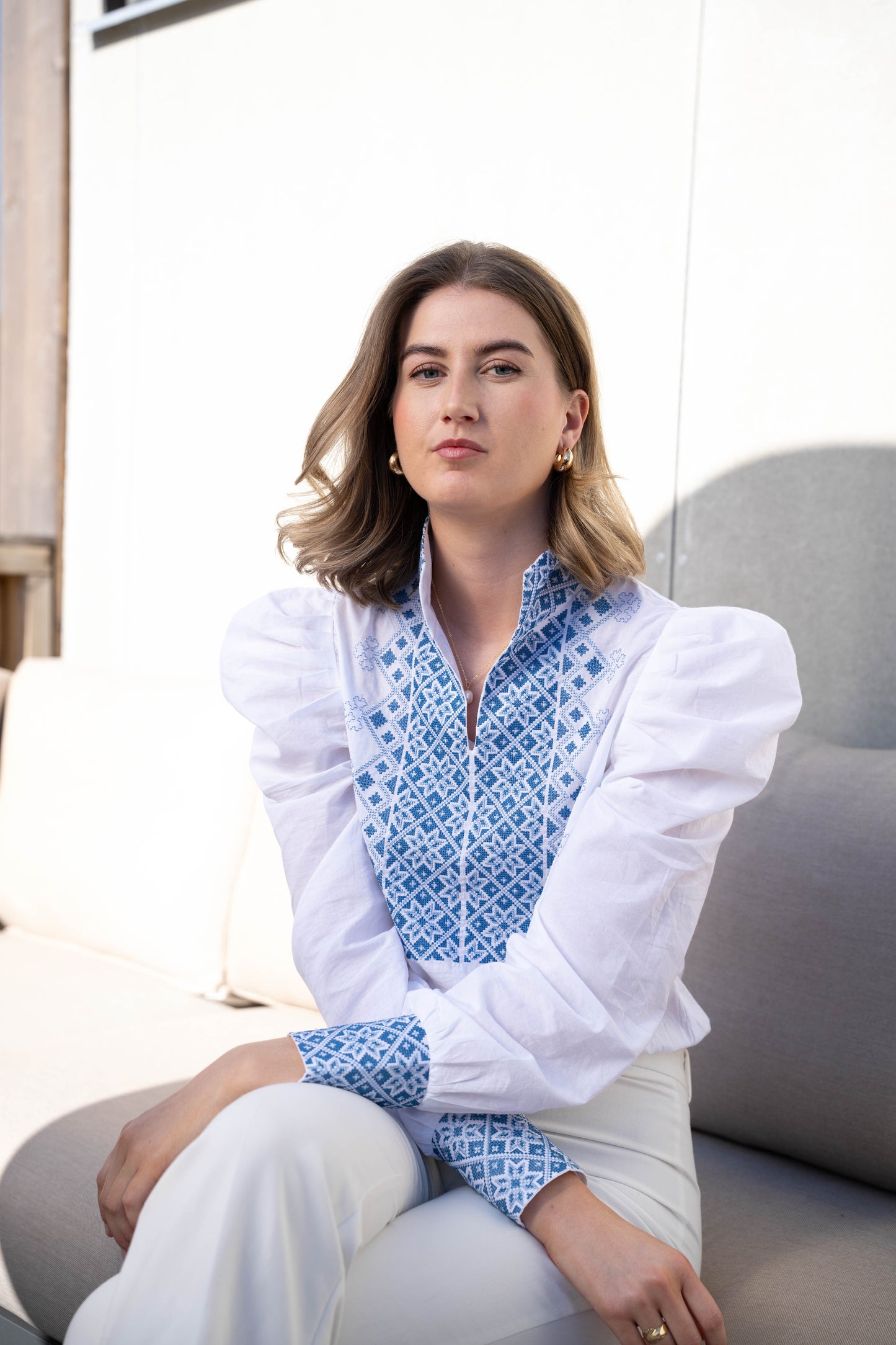 Drømmeblusen Hvit med blått broderi