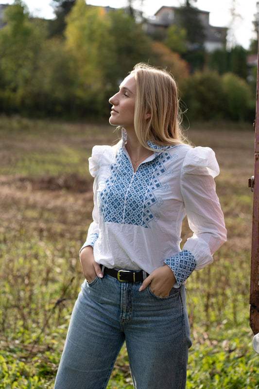 Drømmeblusen Hvit med blått broderi