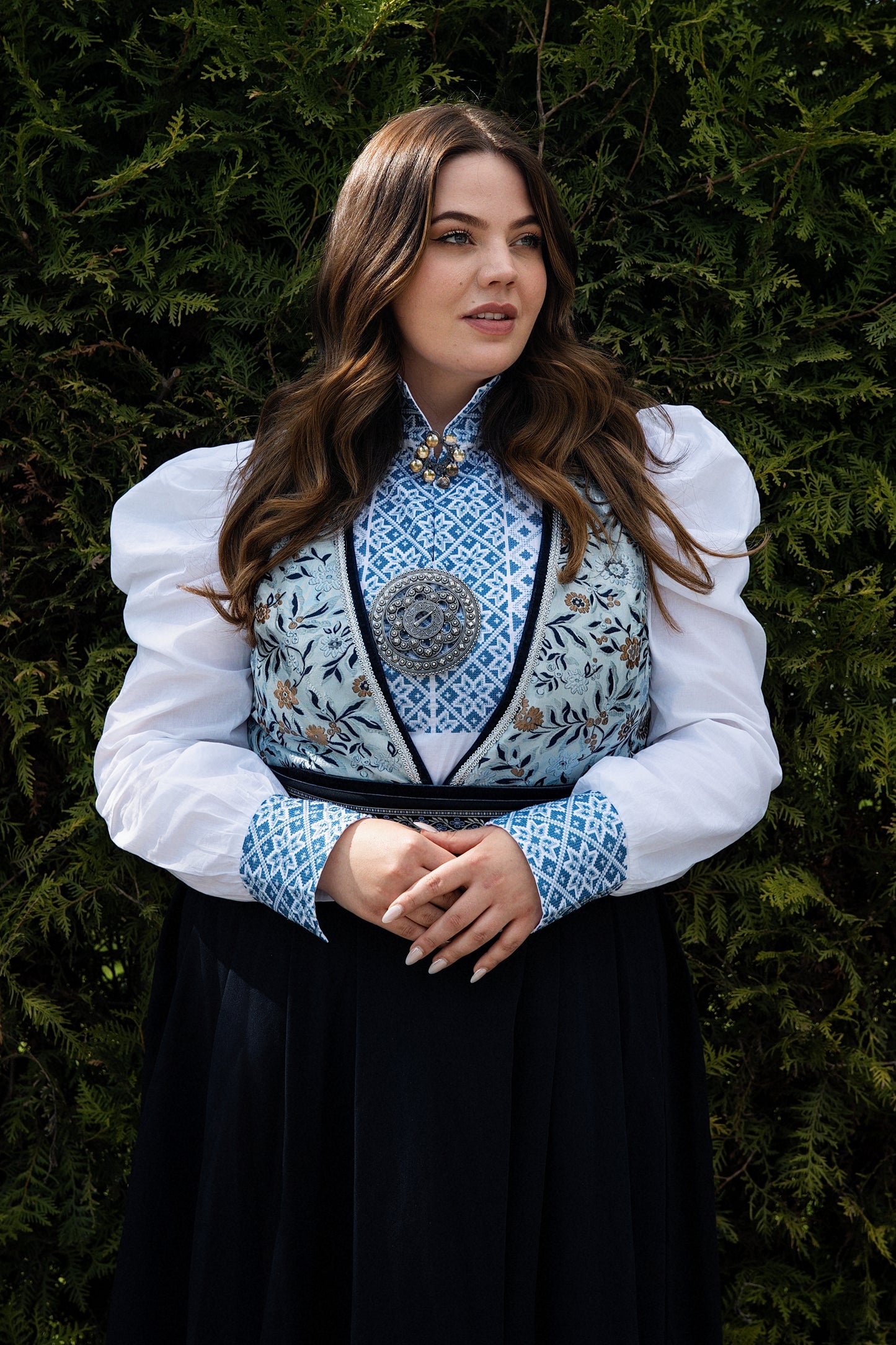 Drømmeblusen Hvit med blått broderi