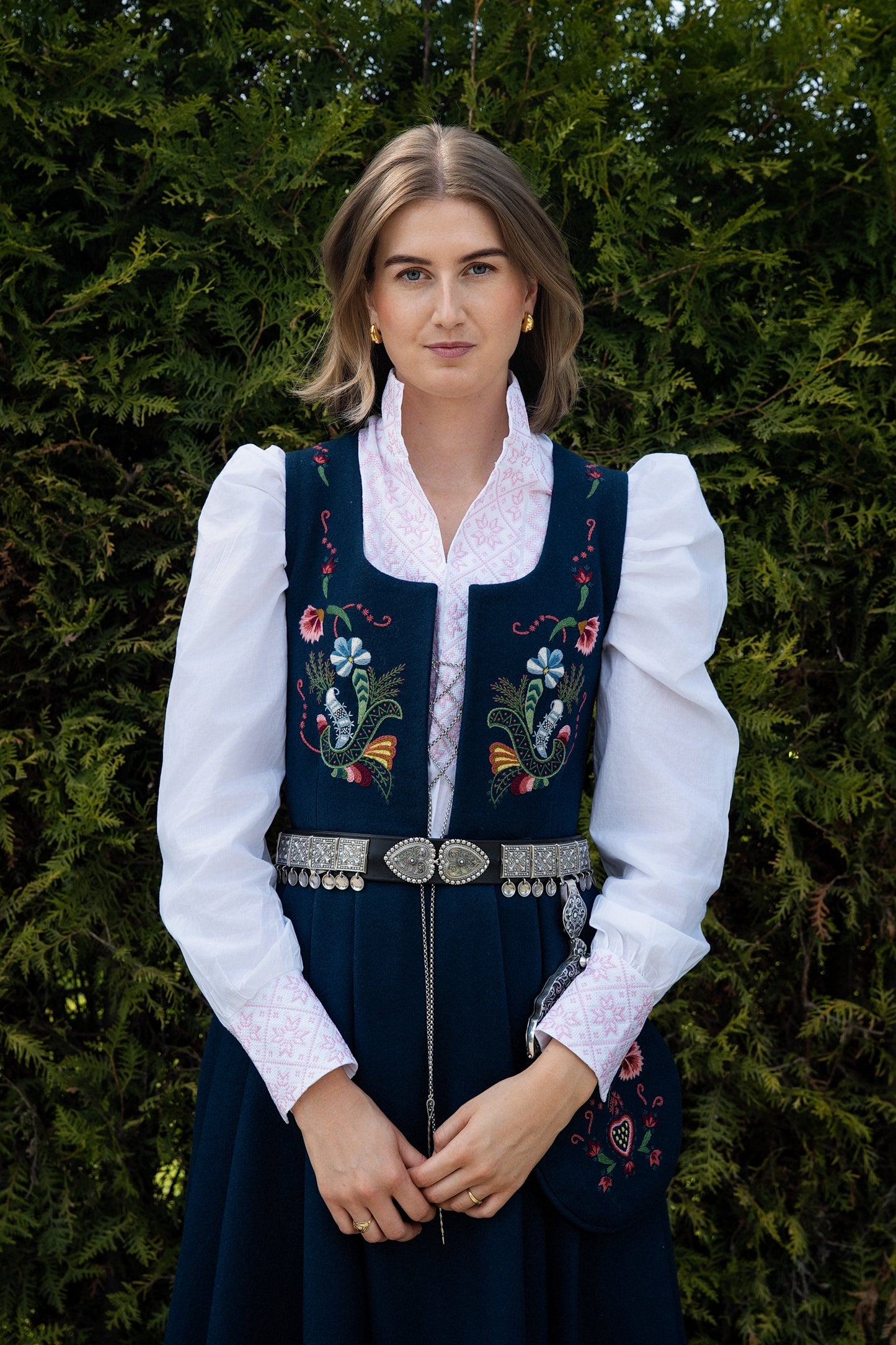 Drømmeblusen Hvit med rosa broderi