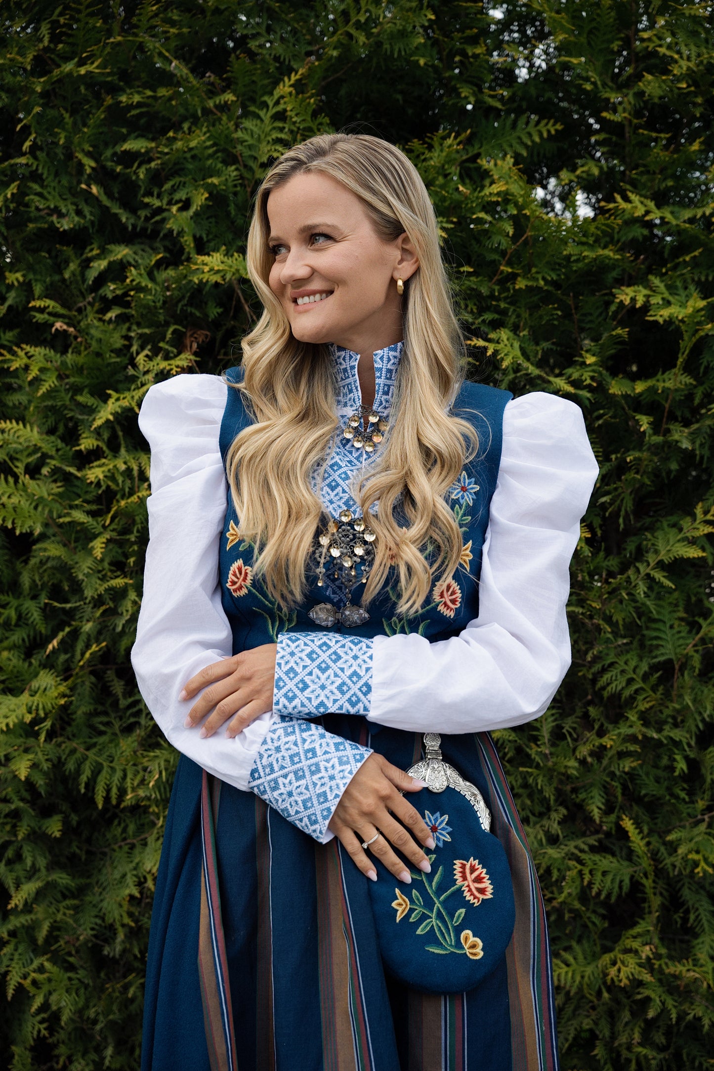 Drømmeblusen Hvit med blått broderi