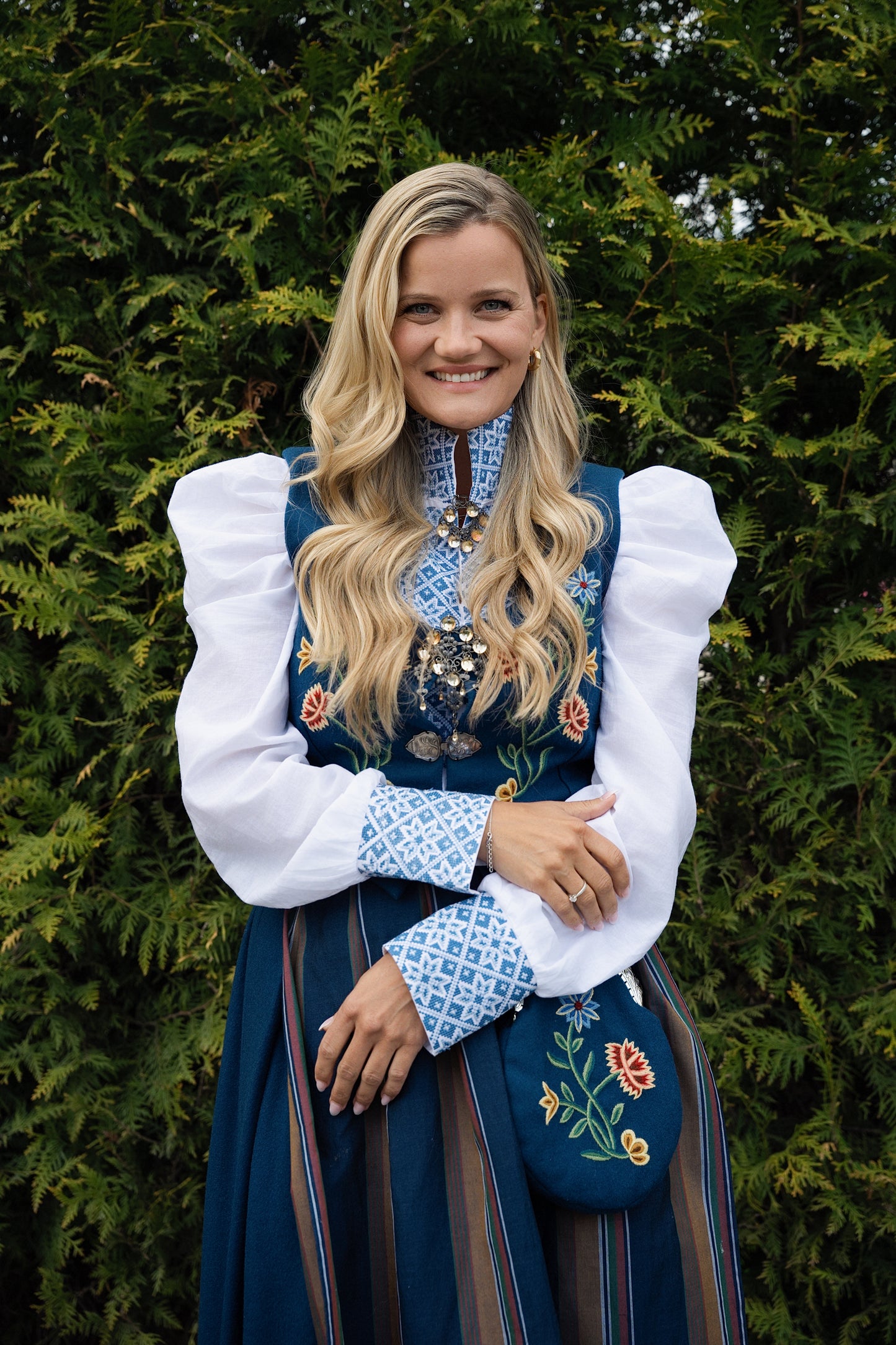 Drømmeblusen Hvit med blått broderi