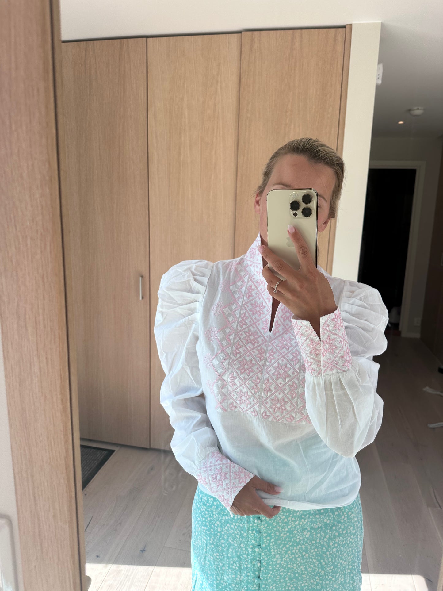 Forhåndsbestilling - Drømmeblusen Hvit med rosa broderi