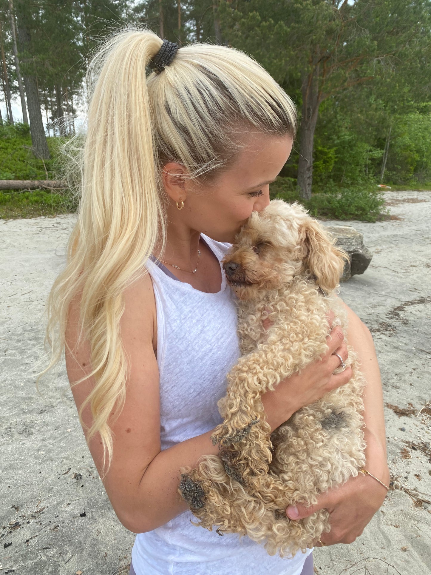 Hund av ferskvannsperler og forgylt sølv