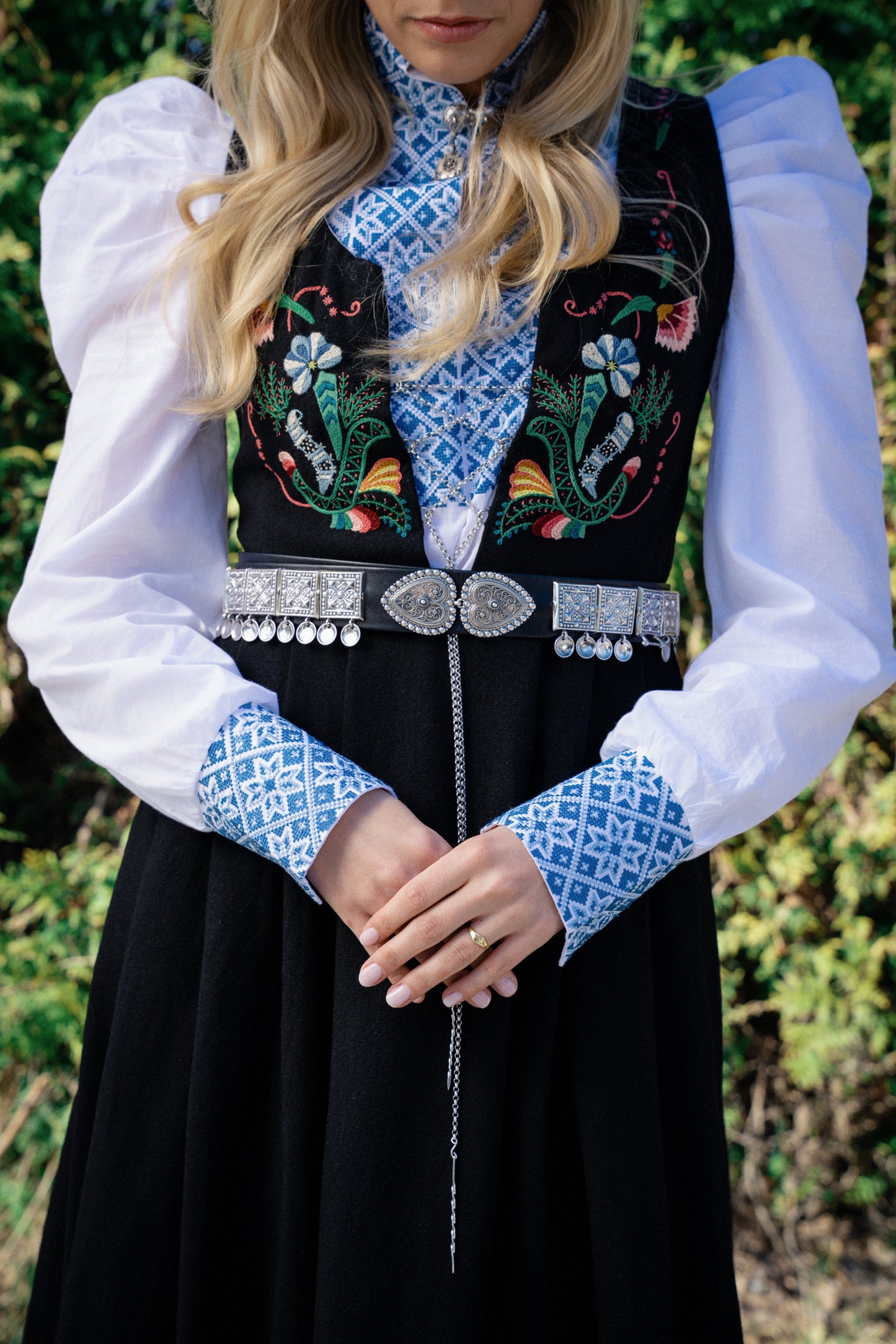 Drømmeblusen Hvit med blått broderi