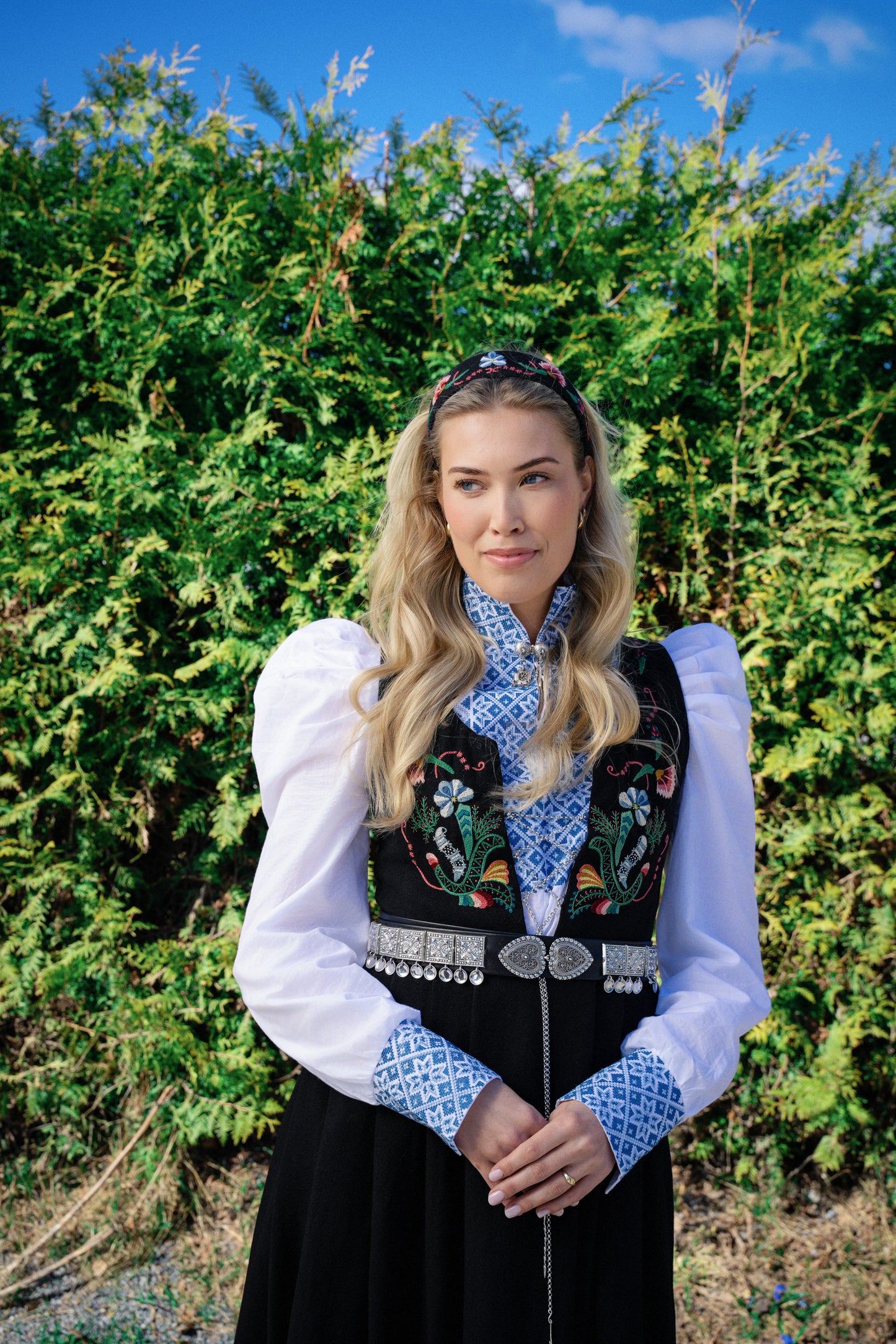 Drømmeblusen Hvit med blått broderi