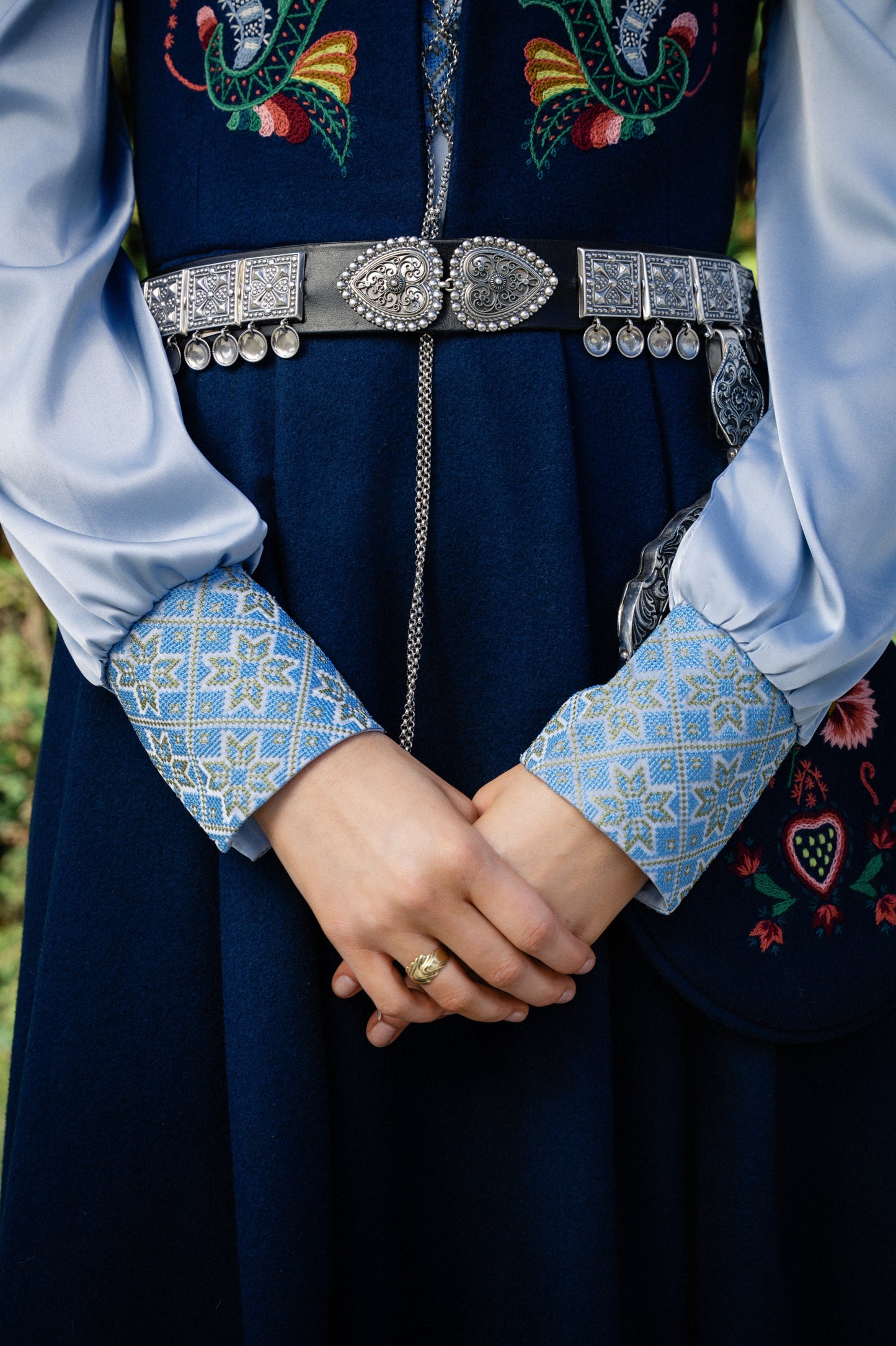 Drømmeblusen lys blå silke