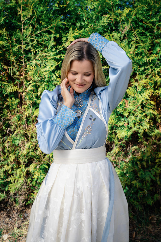 Drømmeblusen lys blå silke