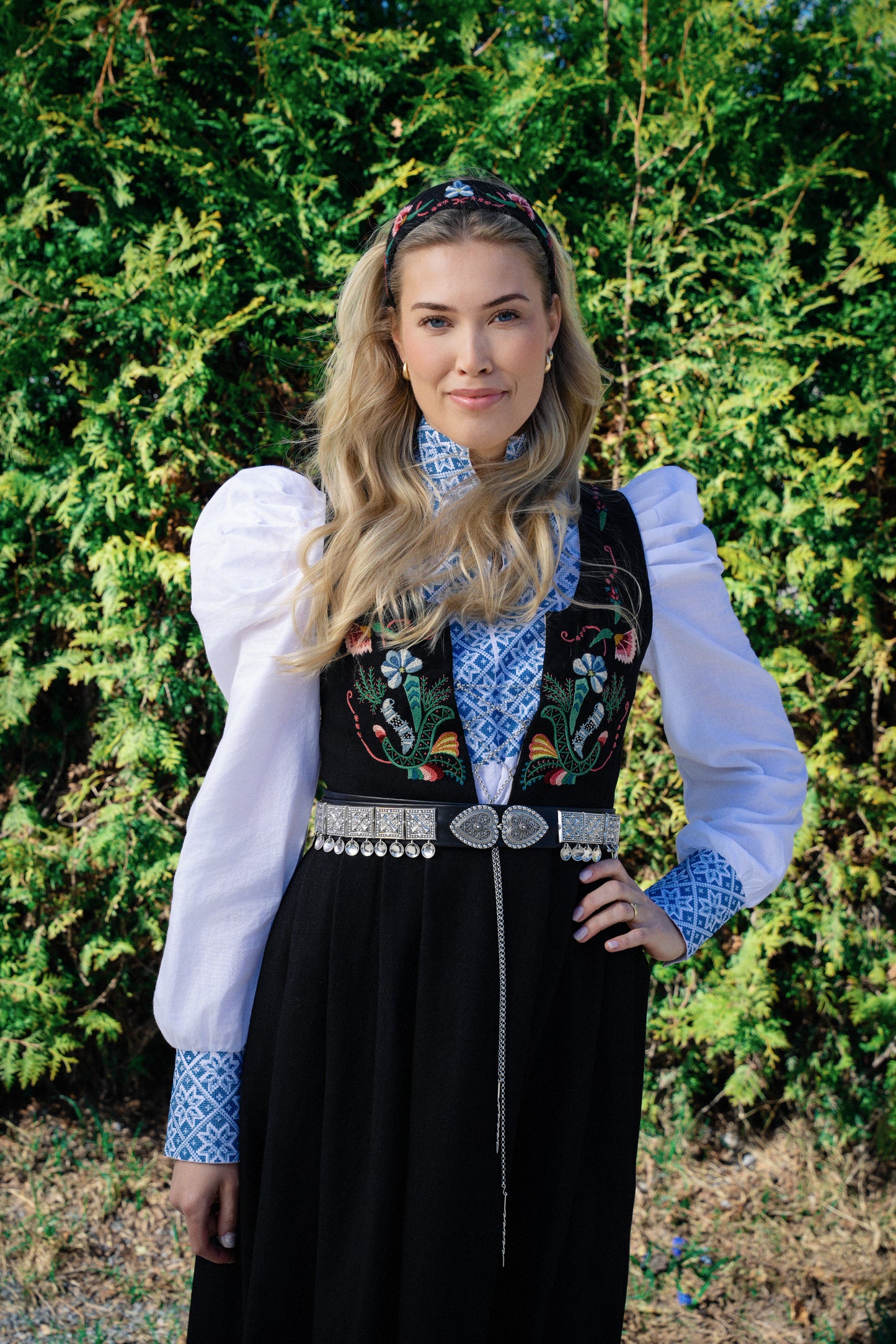 Drømmeblusen Hvit med blått broderi