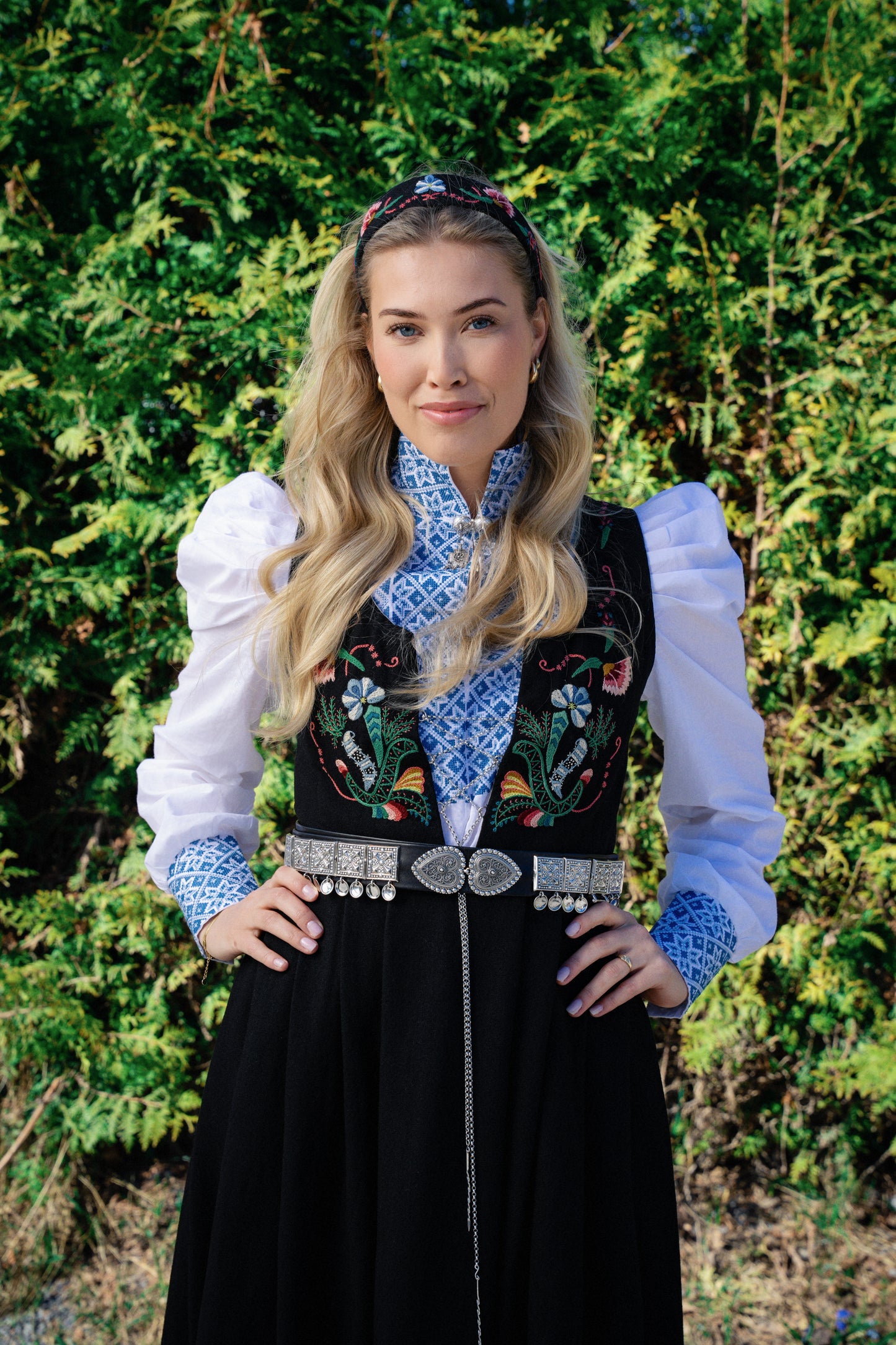 Drømmeblusen Hvit med blått broderi