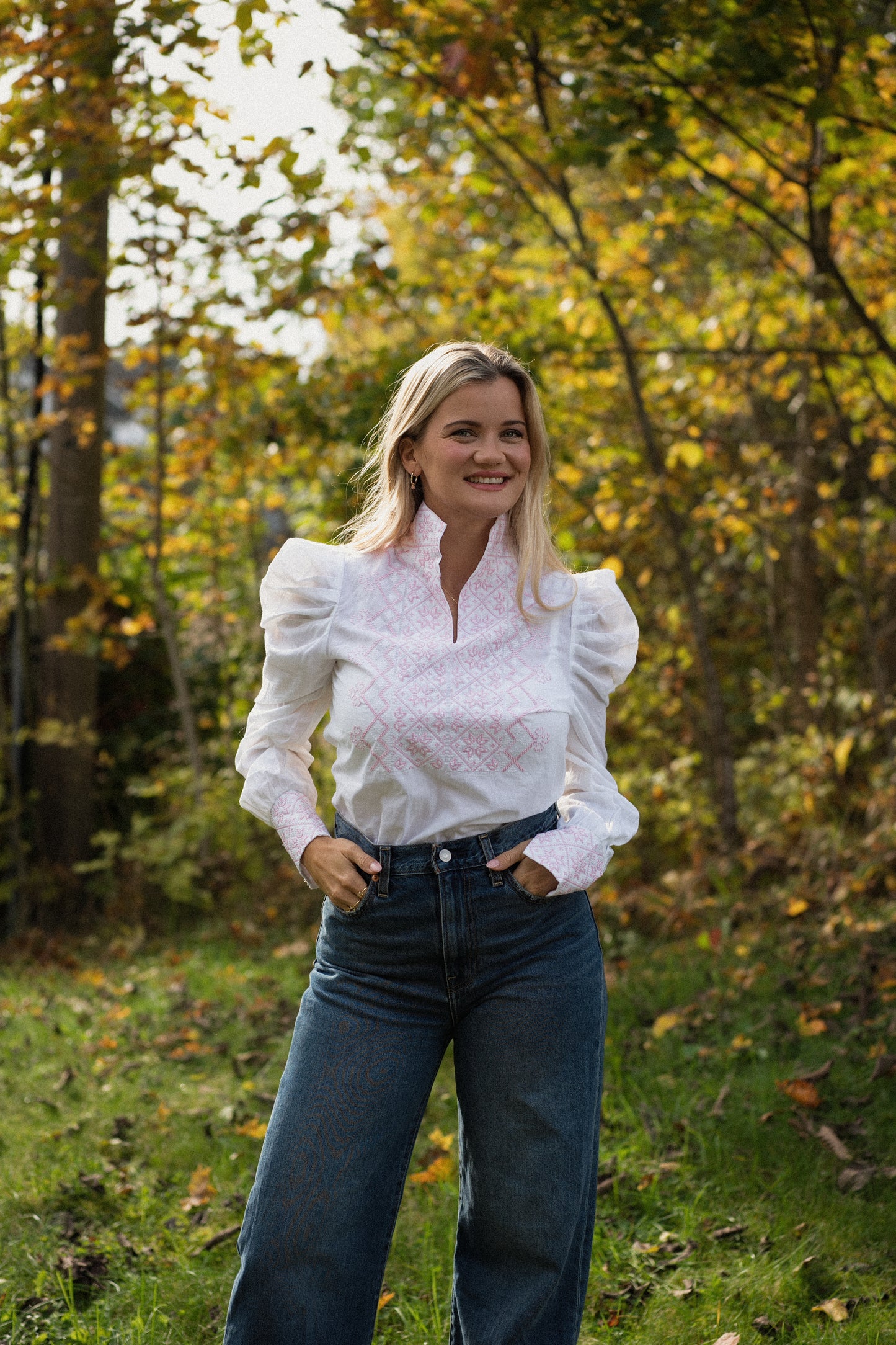Drømmeblusen Hvit med rosa broderi