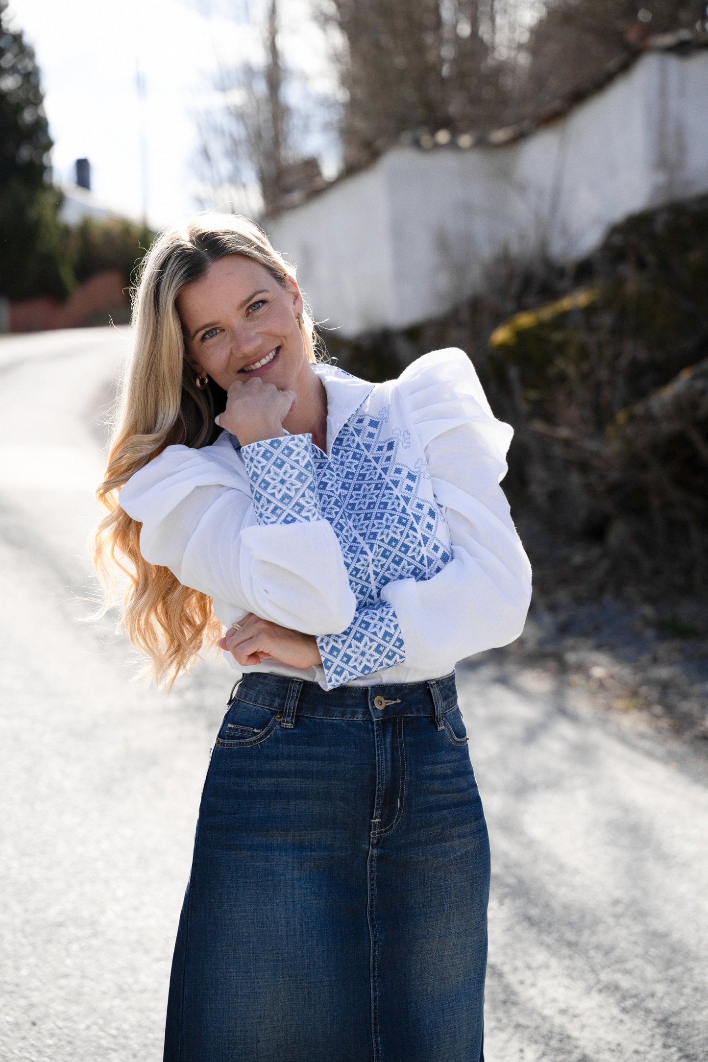 Drømmeblusen Hvit med blått broderi