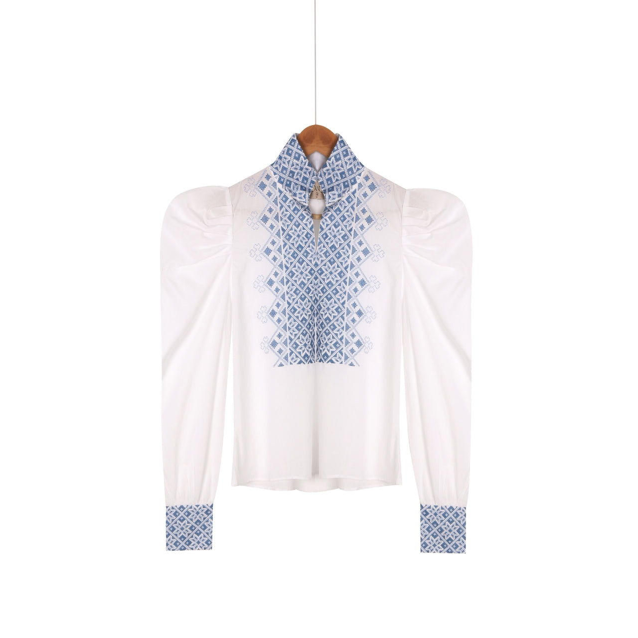 Drømmeblusen Hvit med blått broderi