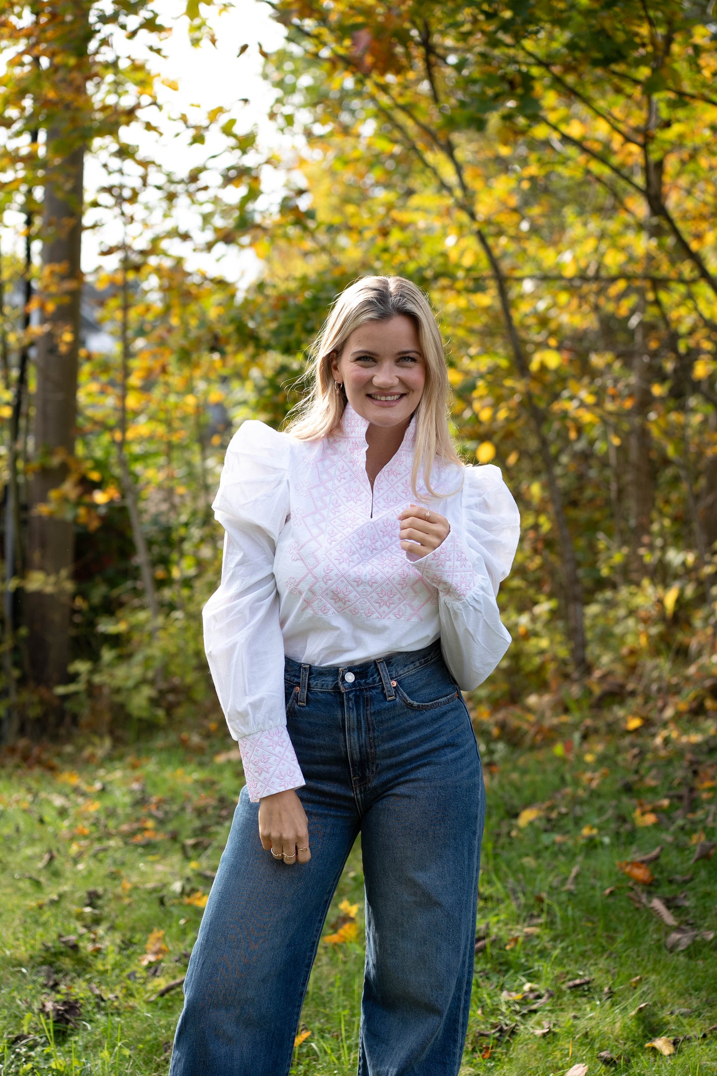 Drømmeblusen Hvit med rosa broderi