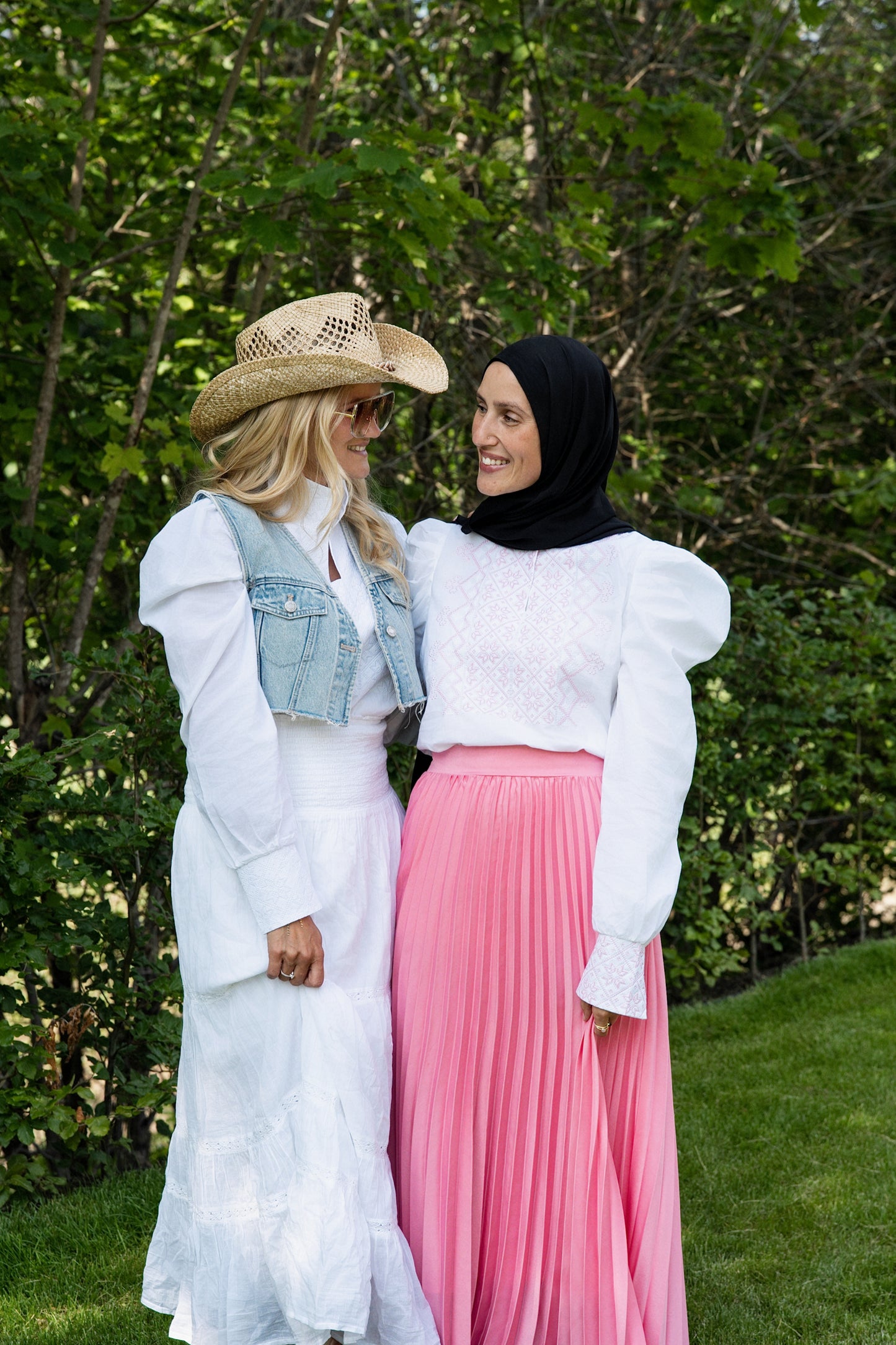 Drømmeblusen Hvit med rosa broderi
