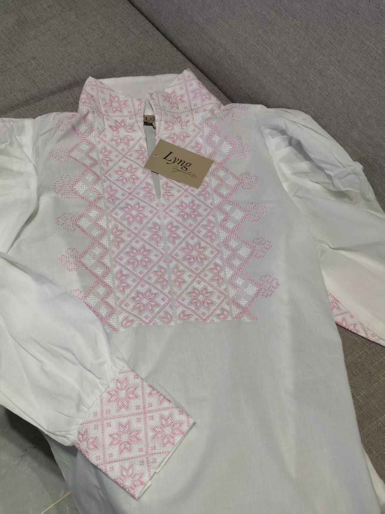 Forhåndsbestilling - Drømmeblusen Hvit med rosa broderi