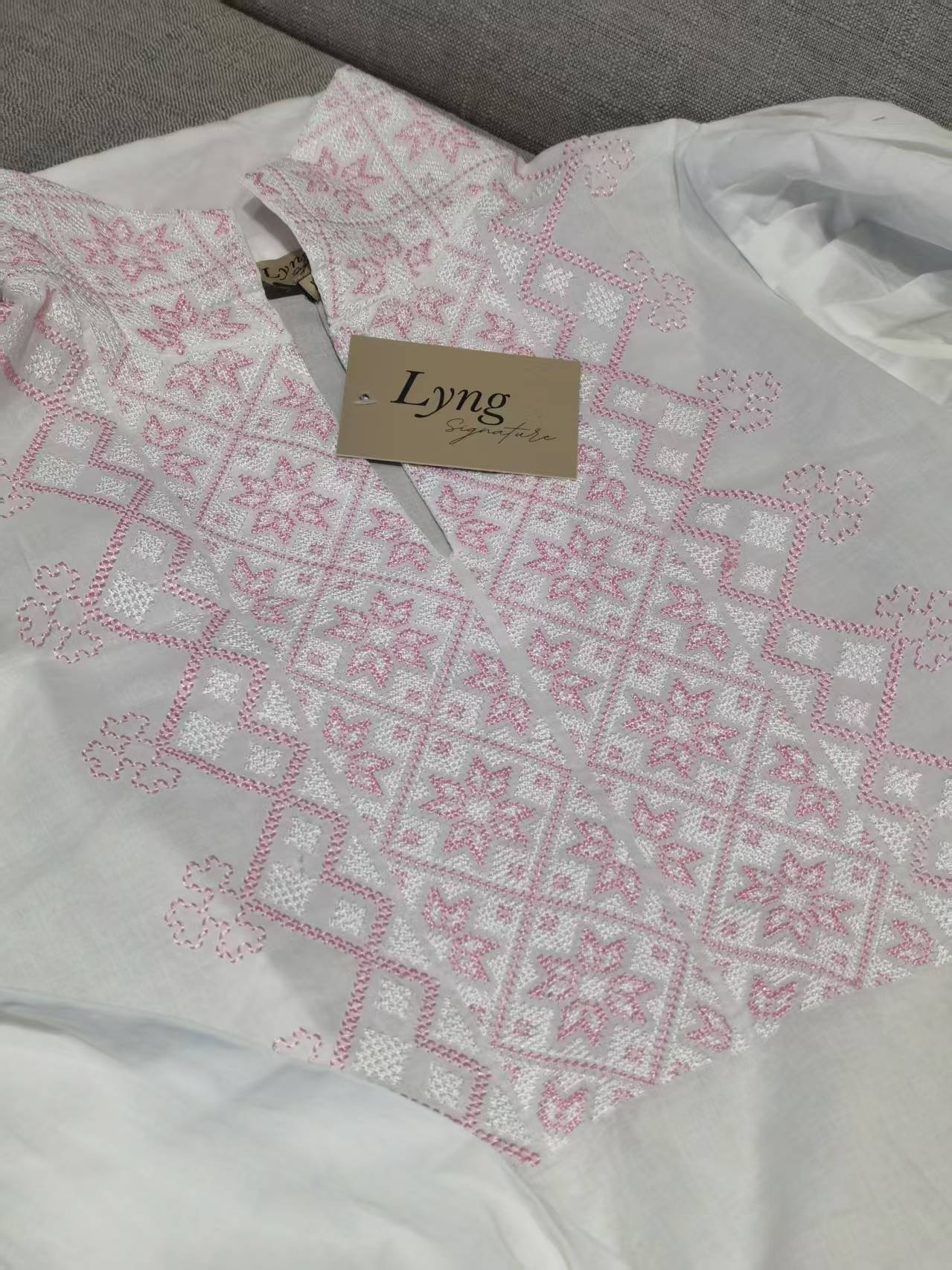 Forhåndsbestilling - Drømmeblusen Hvit med rosa broderi
