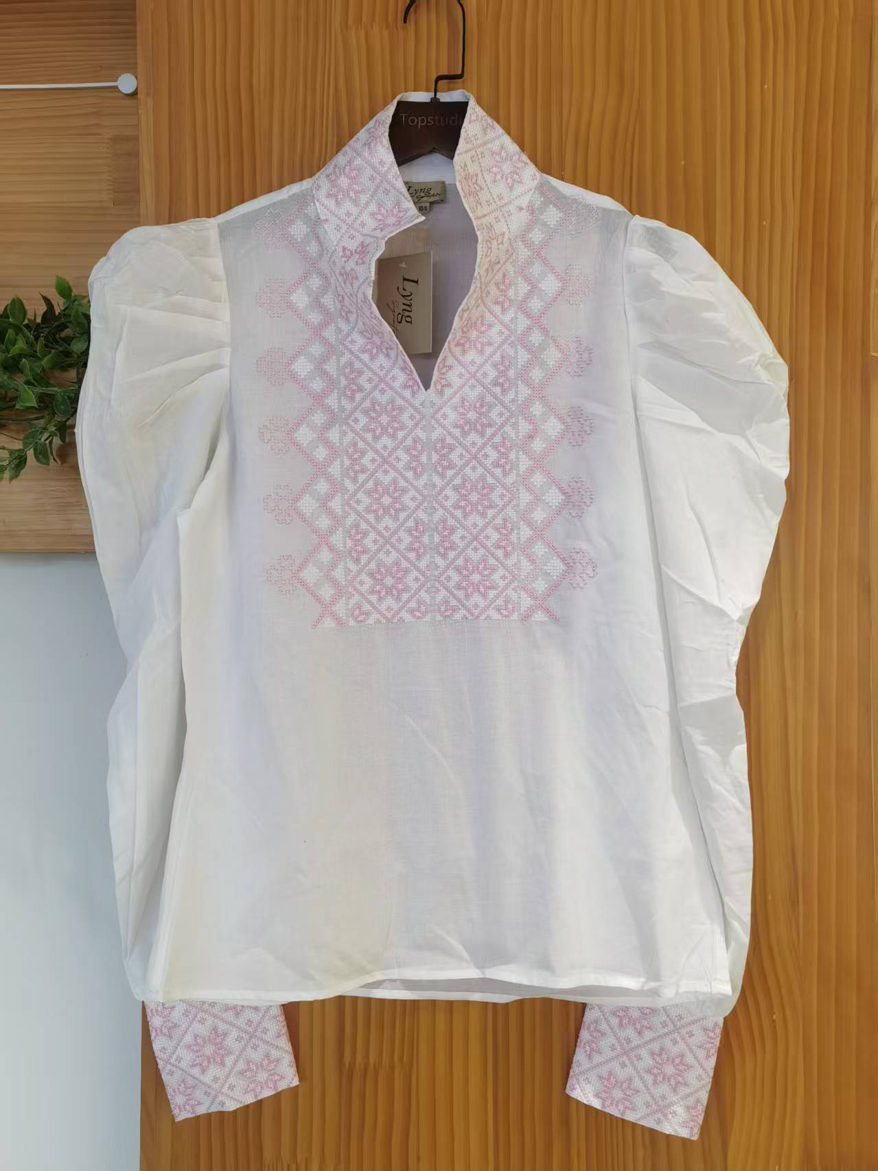 Forhåndsbestilling - Drømmeblusen Hvit med rosa broderi