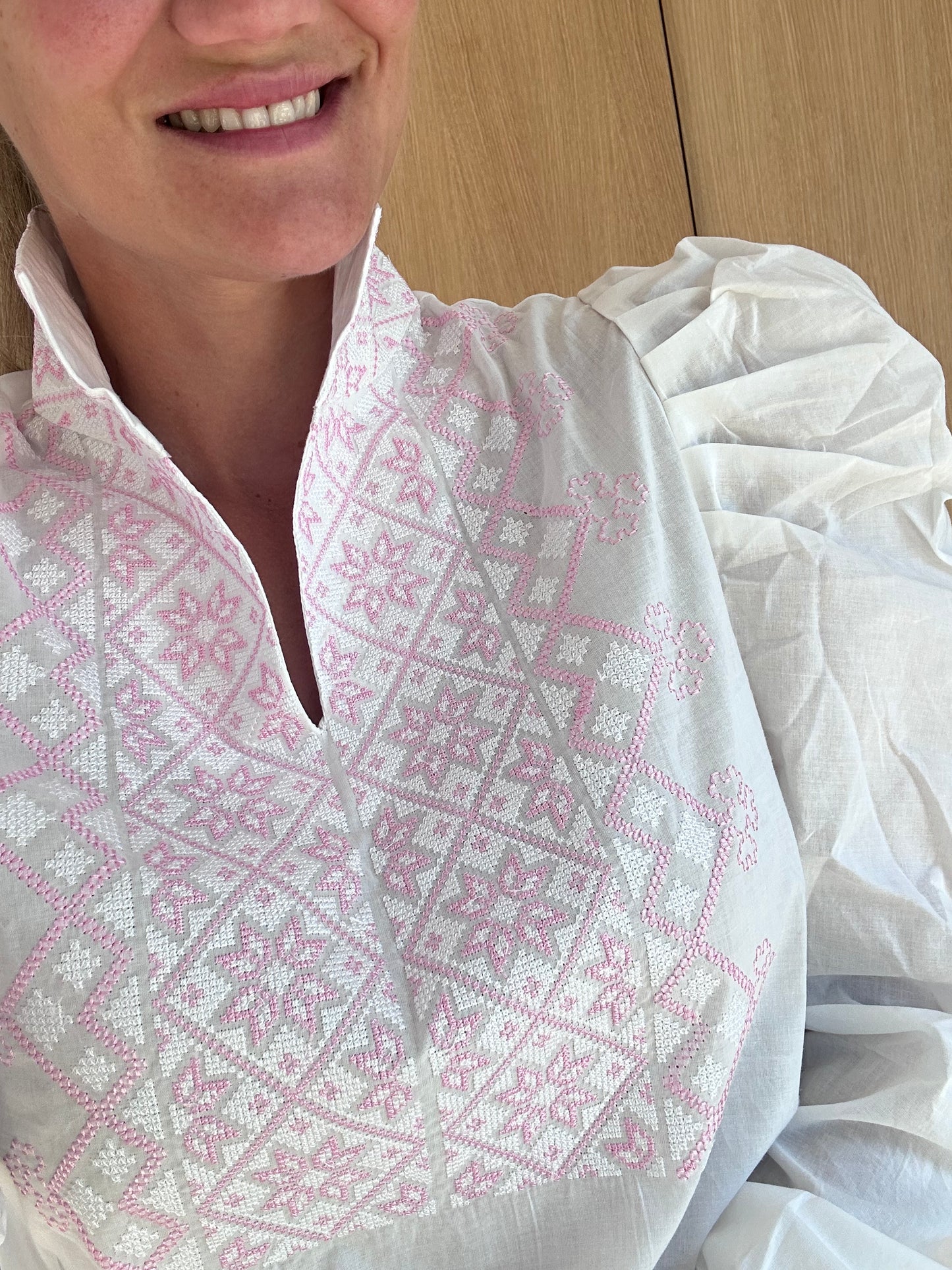 Forhåndsbestilling - Drømmeblusen Hvit med rosa broderi