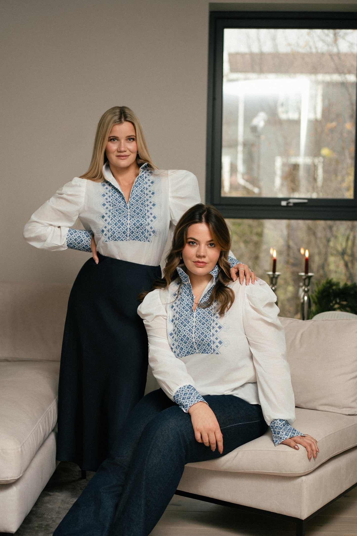 Drømmeblusen Hvit med blått broderi