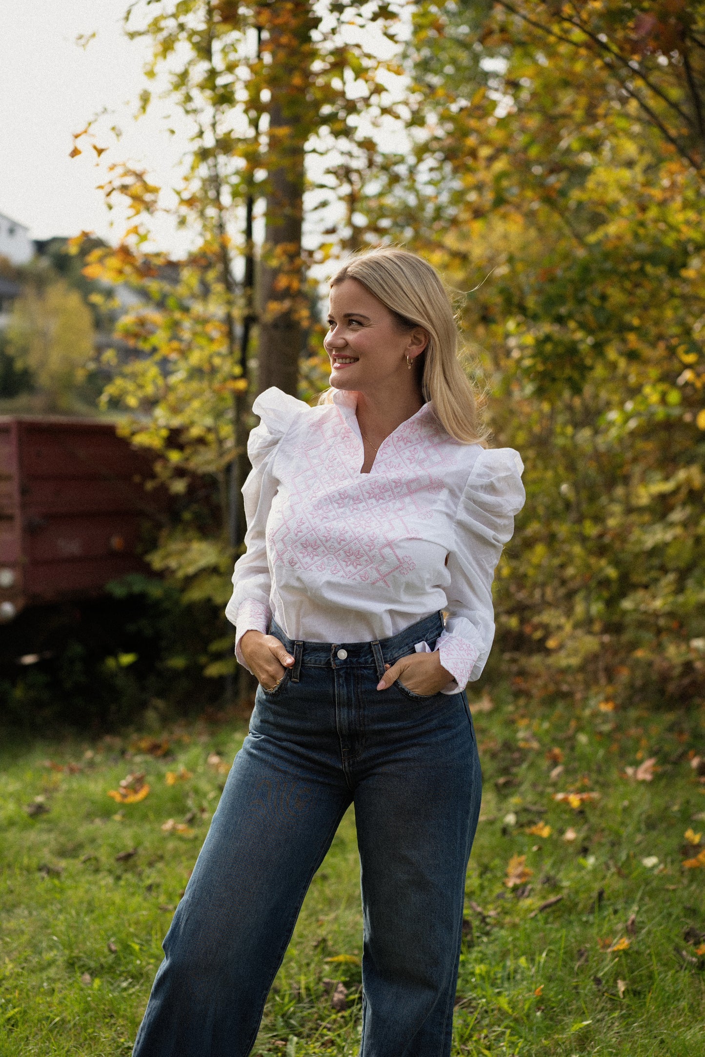 Drømmeblusen Hvit med rosa broderi