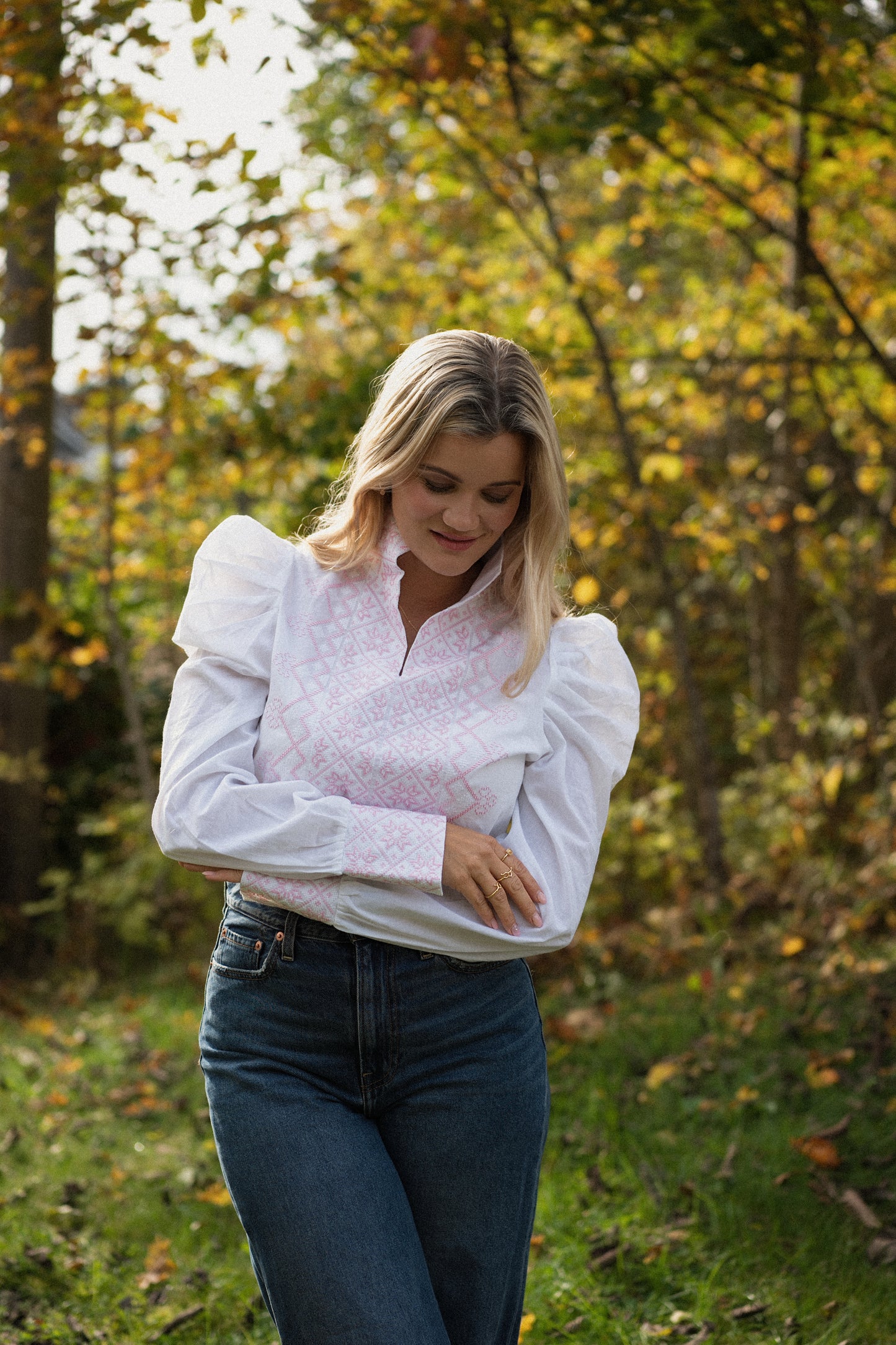 Drømmeblusen Hvit med rosa broderi